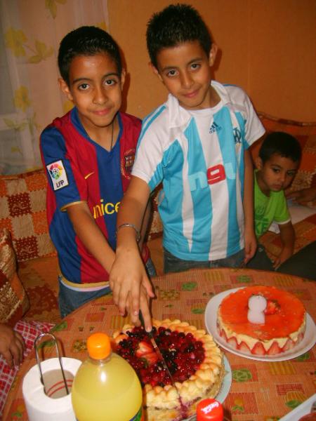 moi et mon frere encort on decoupe le gateau d'aniv